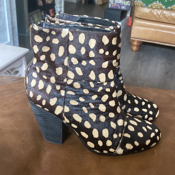 Vince Camuto - Picture 2 of 12